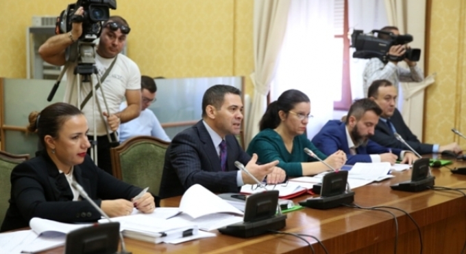 Mbyllja e basteve, cfare ndodh me 7 mije te papune - Ahmetaj: Programe punesimi